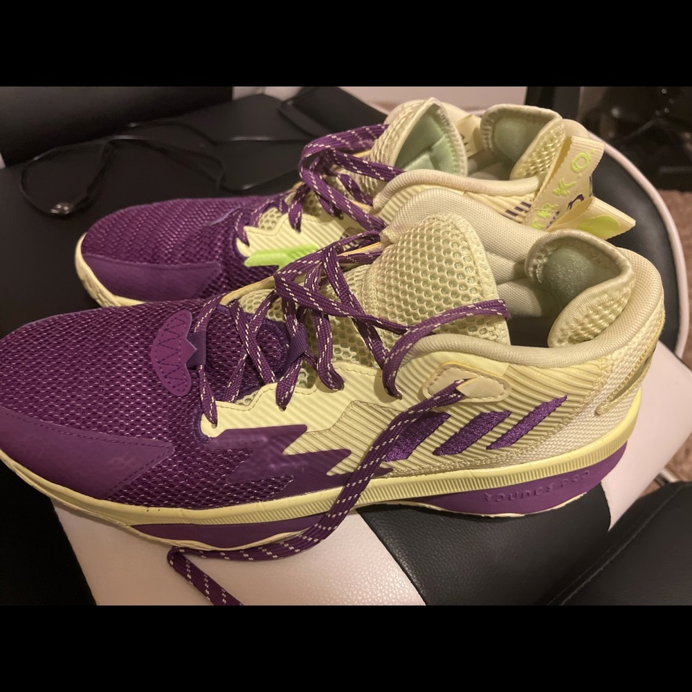 Men’s Adidas Dame Basketball shoes size 11